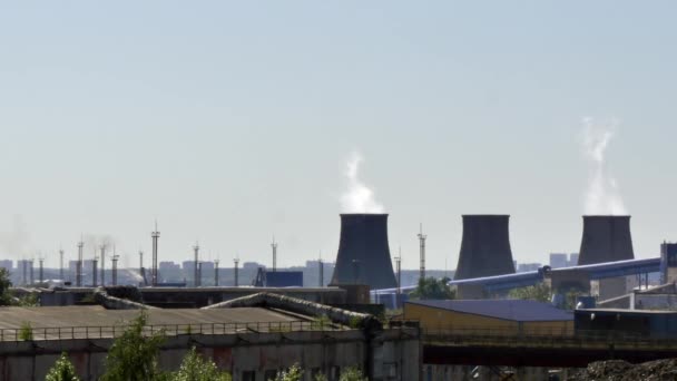 Fabriek buizen schoorsteen rook. — Stockvideo