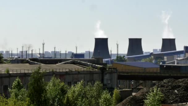 Fábrica tubos chimenea humo . — Vídeo de stock