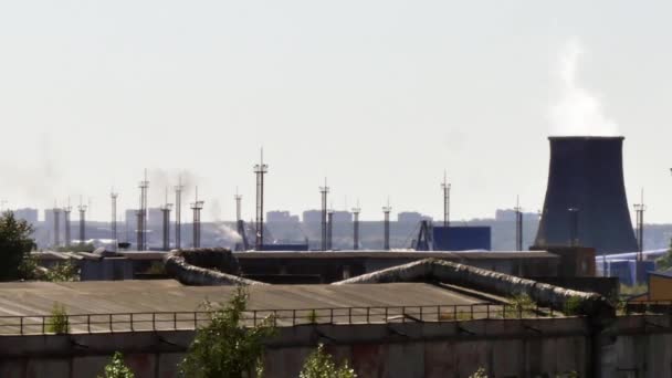 Tubos industriales de humo de chimenea de la planta . — Vídeo de stock