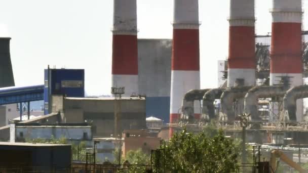 Tubos industriales de humo de chimenea de la planta . — Vídeo de stock