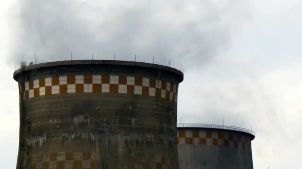 Tubos industriales de humo de chimenea de la planta . — Vídeos de Stock