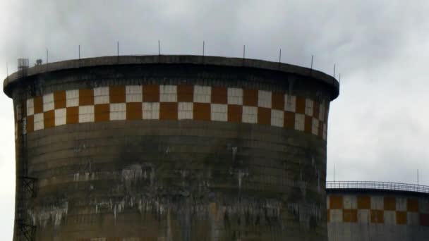 Tuyaux industriels de fumée de cheminée d'usine . — Video