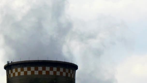 Smokestacks de tubos de fábrica chaminé fumaça . — Vídeo de Stock