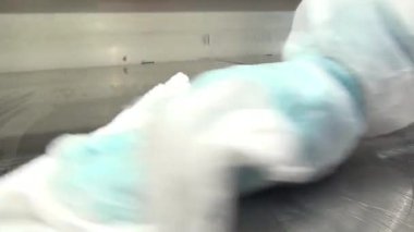 İşçi eldiven El buzdolabı vitrinin süpermarkette temizler.