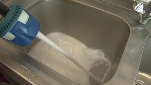 Kék tisztító pisztoly önti egy fertőtlenítő oldat-val hab a mosogató. — Stock videók