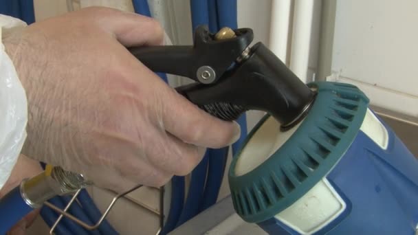 Pistola de limpieza azul vierte una solución desinfectante con espuma en el fregadero . — Vídeos de Stock