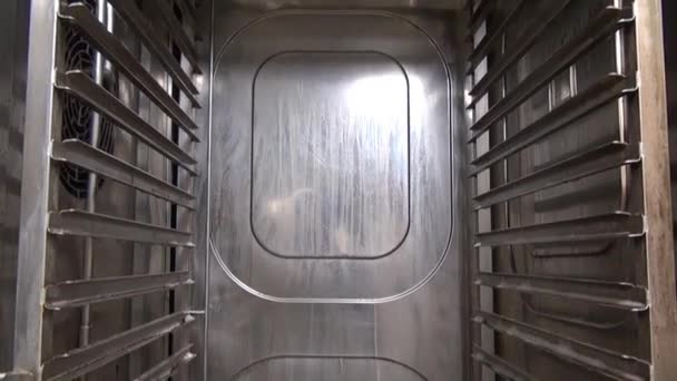 거품 청소 과정 동안에 산업용 오븐. — 비디오