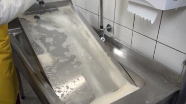 İşçi endüstriyel et ızgara temizler.