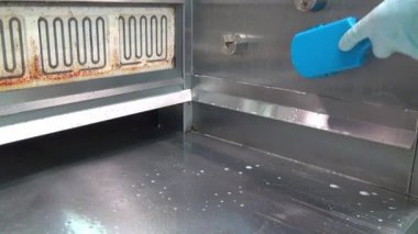 Çözüm dezenfekte ile fırça yıkama mavi endüstriyel et ızgara temizler.