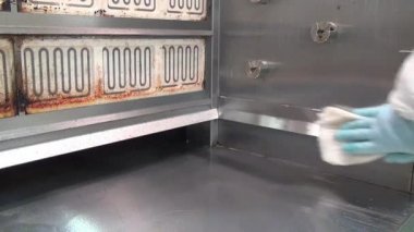 İşçi eldiven El endüstriyel et ızgara temizler.