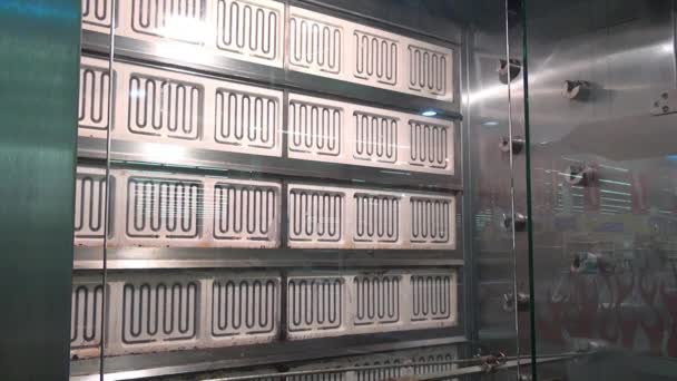 Industrieller Fleischgrill. — Stockvideo