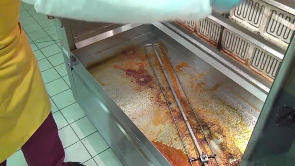Kezében a munkavállaló tisztítja az ipari grill zsír. — Stock videók