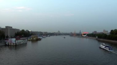 Tekneler nehrin kıyısında akşam yüzen.