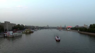 Tekneler nehrin kıyısında akşam yüzen.