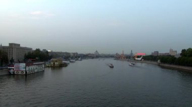 Zaman atlamalı akşam nehir boyunca yüzen tekne.