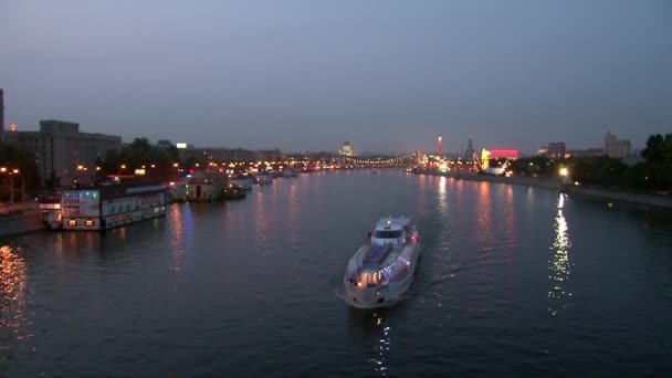 City Lights op de rivier in avond. — Stockvideo