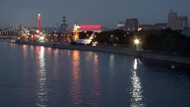 Stadtbeleuchtung am Fluss am Abend. — Stockvideo