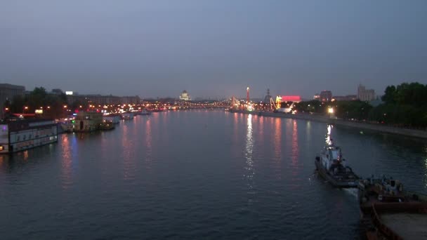 Barcaças estão flutuando ao longo do rio à noite . — Vídeo de Stock