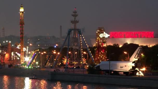 Las barcazas flotan a lo largo del río por la noche . — Vídeo de stock