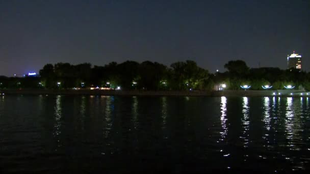 Пушкинский Андреевский мост через реку вечером Москва. — стоковое видео