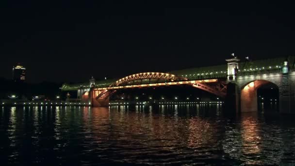 Mensen op Pushkinsky gaan brug over de rivier in de avond van Moskou. — Stockvideo