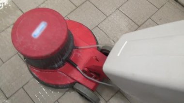 Kat kırmızı çamaşır elektrikli süpürge fabrikasında ile Temizleme.