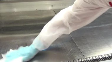 İşçinin el buzdolabı bir süpermarkette temizler.