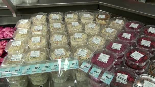 Salads and other food products on storefront of supermarkets. — Stock Video