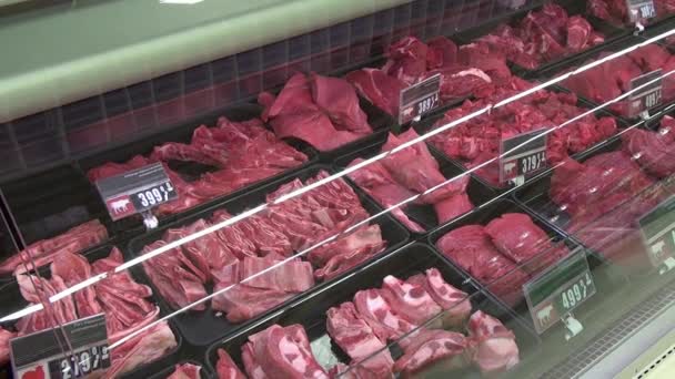 Raw meat of pork and beef on storefront of supermarkets. — Stock Video