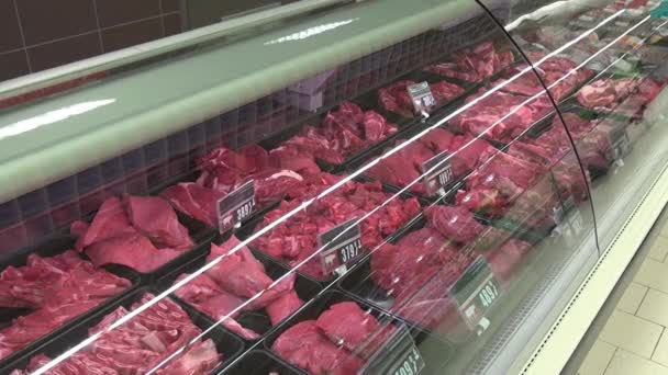 Raw meat of pork and beef on storefront of supermarkets. — Stock Video