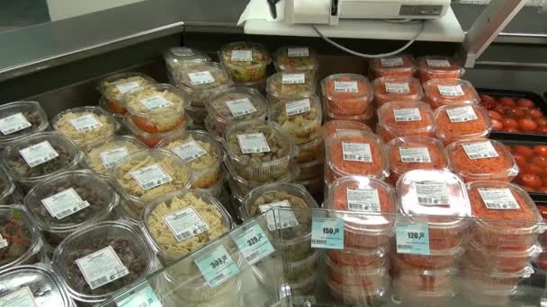 Saláták és egyéb élelmiszeripari termékek, a kirakat a szupermarketekben. — Stock videók
