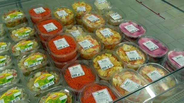 Салаты и другие пищевые продукты на витрине супермаркетов . — стоковое видео