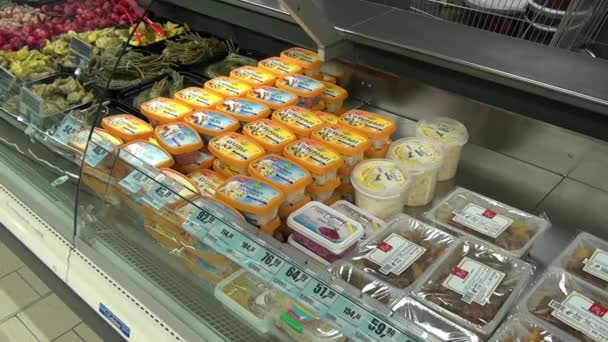 Insalate e altri prodotti alimentari in vetrina nei supermercati . — Video Stock