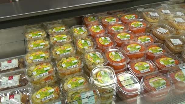 Ensaladas y otros productos alimenticios en las tiendas de supermercados . — Vídeos de Stock