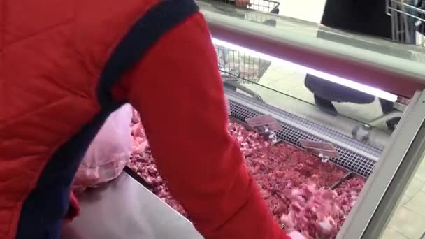 卖方在包装中采摘肉类产品. — 图库视频影像