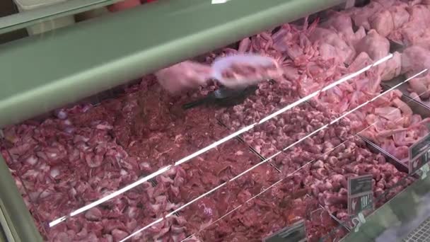 Verkoper weegt vleesproducten. — Stockvideo
