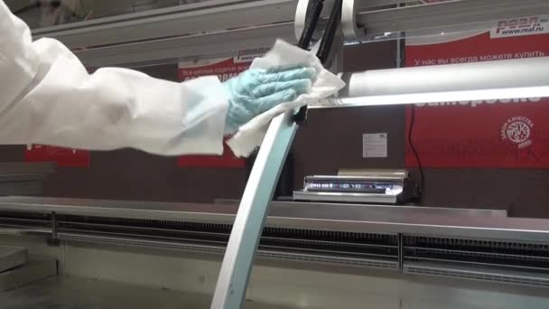 La mano del trabajador limpia el refrigerador en el supermercado . — Vídeos de Stock