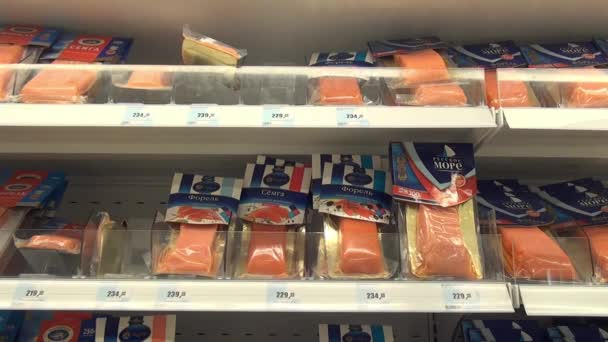 Παστά ψάρια στο πακέτο στο σούπερ μάρκετ. — Αρχείο Βίντεο