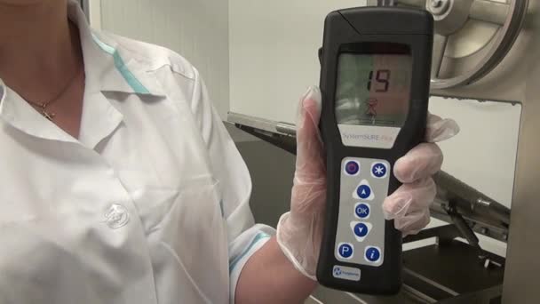Lumenometer test in de voedingsindustrie. — Stockvideo