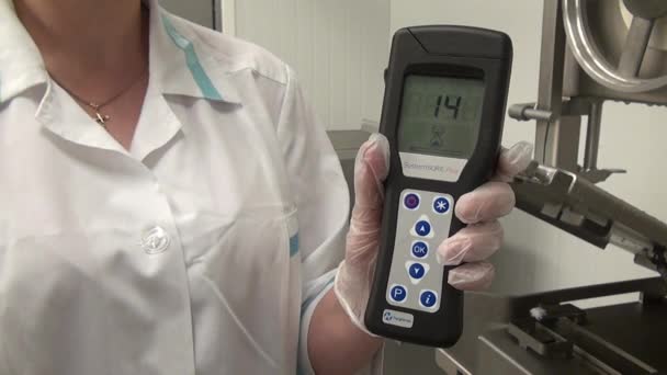 Lumenometer test v potravinářském průmyslu. — Stock video