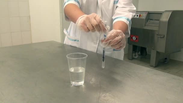 Test auf Bakterien in der Lebensmittelindustrie. — Stockvideo