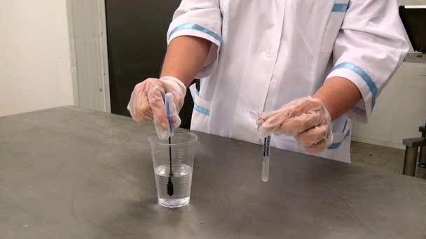Test voor bacteriën in de voedingsindustrie. — Stockvideo
