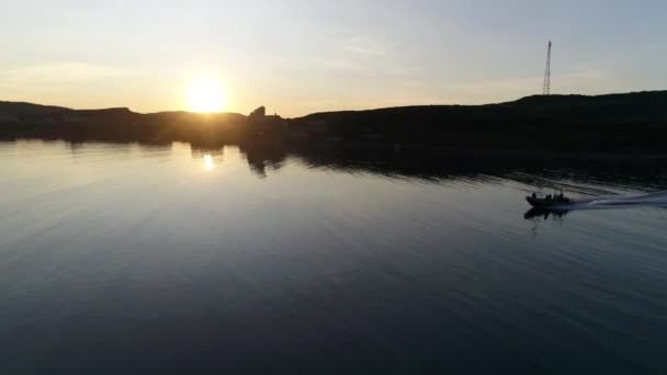 Люди в лодке на водной поверхности на ул. Дальние Зеленцы в Баренцевом море. — стоковое видео