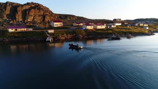 Osób w łodzi z lotu ptaka STT Dalniye Zelentsy w Morzu Barentsa. — Wideo stockowe