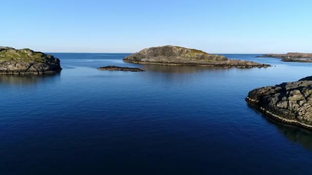 Bekijk above landschap van Stts Dalniye Zelentsy in de Barentsz-zee. — Stockvideo