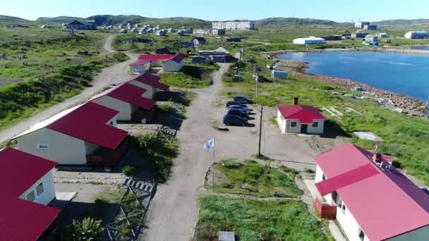 Estação para mergulho Dalniye Zelentsy em Barents Vista aérea do mar. — Vídeo de Stock