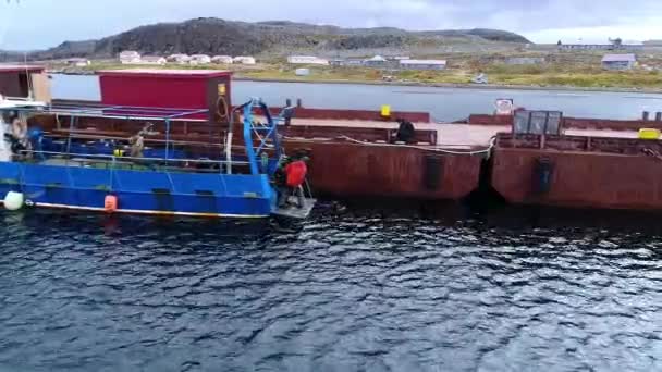 Vue de dessus du quai à la surface de l'eau sur les Stts Dalniye Zelentsy dans la mer de Barents . — Video