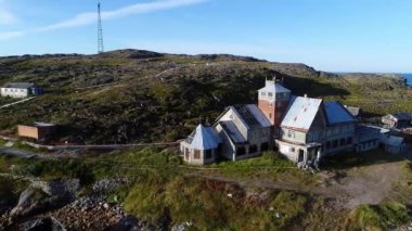 Barents Denizi'nde başladığın Dalniye Zelentsy için terk edilmiş küçük şehir.