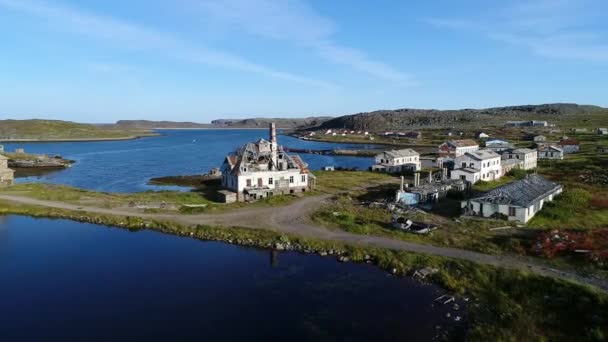 Övergiven liten stad på Stts Dalniye Zelentsy i Barents hav. — Stockvideo