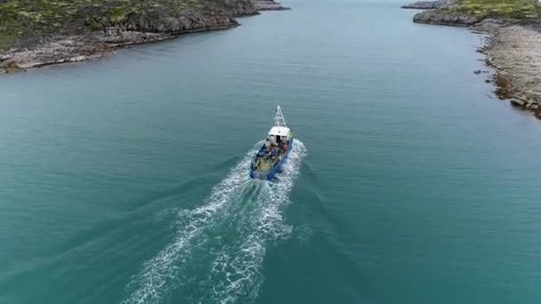 Pessoas em barco na superfície da água em Stts Dalniye Zelentsy em Barents Sea. — Vídeo de Stock